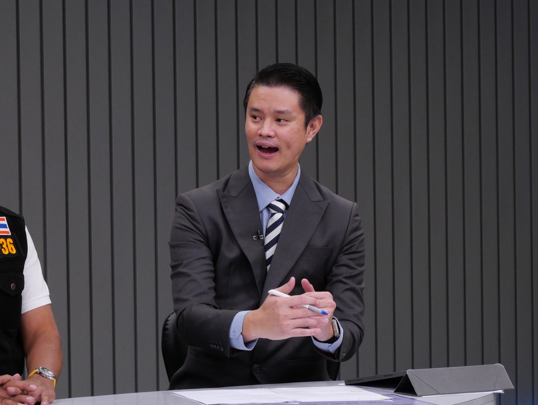 ทนายธนวิน ในรายการสนามเป้าบรรเทาทุกข์